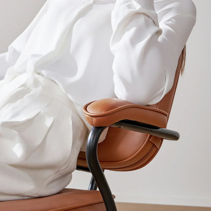 L3 Chaise en cuir de luxe de style mid-century