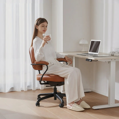 L3 Chaise en cuir de luxe de style mid-century